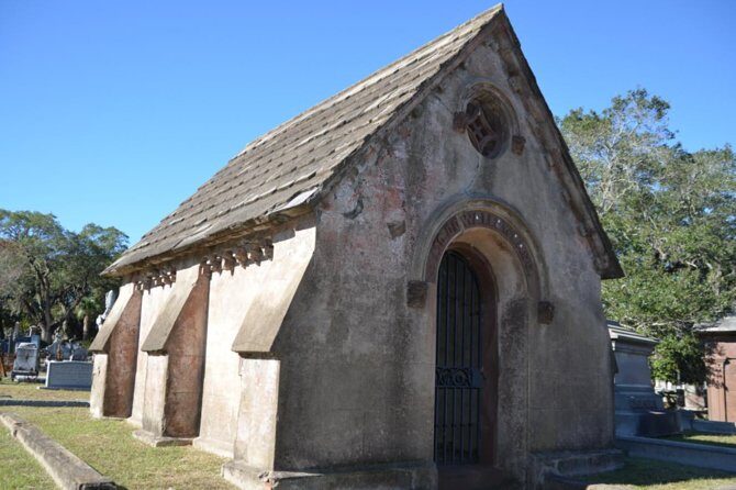 Small Group Ghost Tour Charleston: 60min of True Haunted History - Stop 2: Circular Congregational Church Graveyard (1691) and the Outer Banks Connection